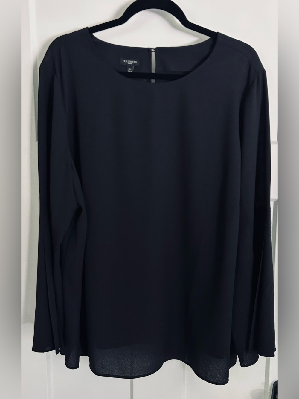 Talbots Women’s Black Long Bell-Sleeve  Scoop Neck Top Size 2X
*NWOT*